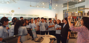 Les lycéens de Le Hong Phong visitent la Médiathèque de l'IDECAF